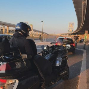 Client équipé sur un moto taxi à Paris