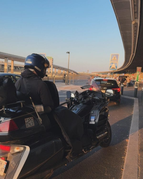 Client équipé sur un moto taxi à Paris