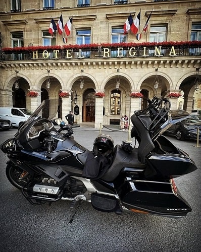 Moto Taxi garée devant un bâtiment emblématique de Paris