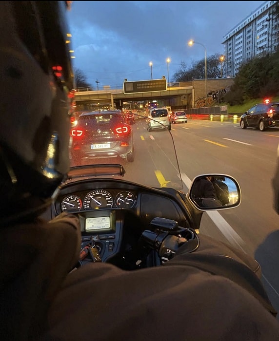 Moto taxi circulant dans les rues de Paris